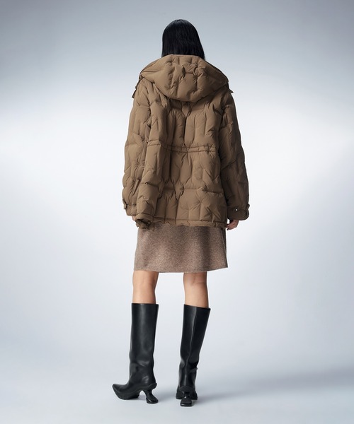 JNBY(ジェーエヌビーワイ)の「Bumpy Quilted Down Hooded Coat(ダウンジャケット/コート・レディース・ブラック/ブラウン/ホワイト・36/38/40)」の6枚目の写真