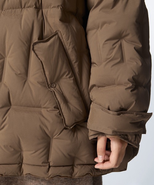 JNBY(ジェーエヌビーワイ)の「Bumpy Quilted Down Hooded Coat(ダウンジャケット/コート・レディース・ブラック/ブラウン/ホワイト・36/38/40)」の8枚目の写真