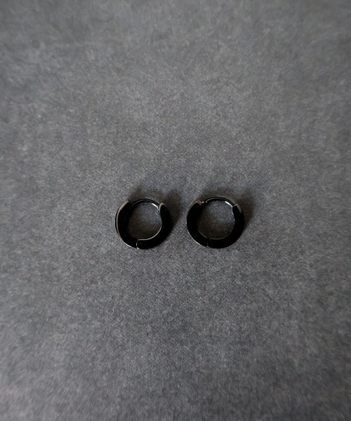 4INT.(フォイント)の「マットメタル フラット フープピアス / サージカルステンレス316L (金属アレルギー対応)(ピアス(両耳用)・メンズ・ブラック/シルバー/ゴールド・10/14)」の9枚目の写真