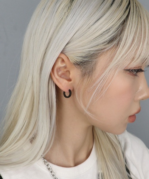 4INT.(フォイント)の「マットメタル フラット フープピアス / サージカルステンレス316L (金属アレルギー対応)(ピアス(両耳用)・メンズ・ブラック/シルバー/ゴールド・10/14)」の14枚目の写真