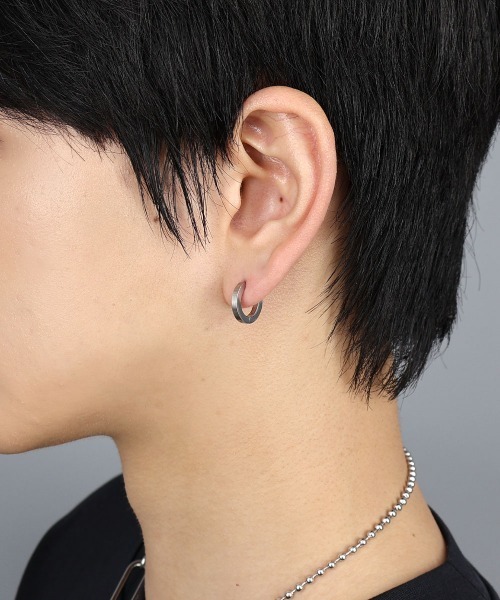 4INT.(フォイント)の「マットメタル フラット フープピアス / サージカルステンレス316L (金属アレルギー対応)(ピアス(両耳用)・メンズ・ブラック/シルバー/ゴールド・10/14)」の6枚目の写真