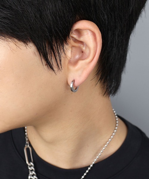 4INT.(フォイント)の「マットメタル フラット フープピアス / サージカルステンレス316L (金属アレルギー対応)(ピアス(両耳用)・メンズ・ブラック/シルバー/ゴールド・10/14)」の5枚目の写真