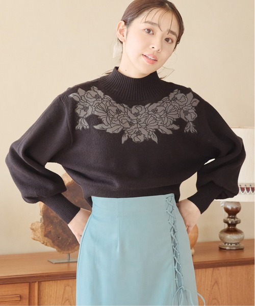 mysty woman（ミスティウーマン）の「フラワー刺繍ニット 992978（ニット/セーター・レディース・グレイッシュブルー/アイボリー/ブラック・FREE）」の22枚目の写真