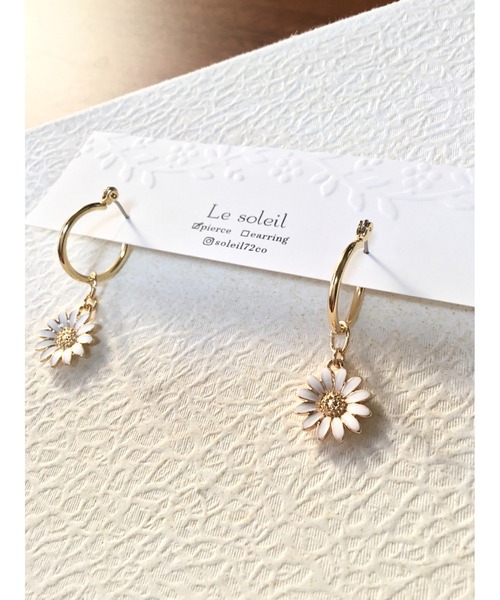 tone(トーン)の「【Le soleil】可憐なマーガレット フープピアス(MA)(ピアス(両耳用)・レディース・ゴールド・FREE)」の1枚目の写真