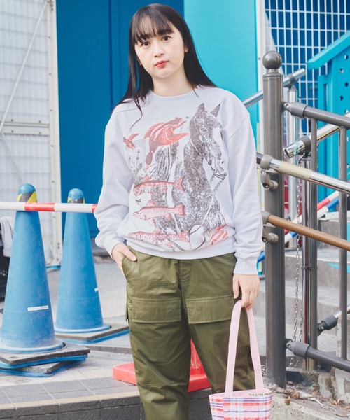 THEATRE PRODUCTS（シアタープロダクツ）の「【スパイク 小川暖奈×THEATREPRODUCTS コラボ】SEASIDE AND RIVER コラージュプルオーバー（スウェット・レディース・ホワイト/ブラック・FREE）」の4枚目の写真