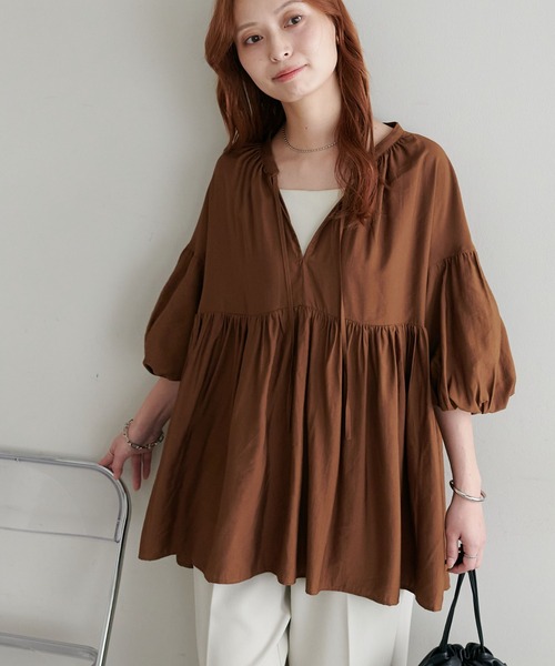 DISCOAT（ディスコート）の「【新色追加!/WEB限定】袖ボリュームペプラムギャザーブラウス《前後２WAY》（シャツ/ブラウス・レディース・オレンジ/ホワイト/ブラック/アイボリー/ブラウン/モカ・MEDIUM）」の4枚目の写真