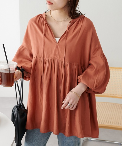 DISCOAT（ディスコート）の「【新色追加!/WEB限定】袖ボリュームペプラムギャザーブラウス《前後２WAY》（シャツ/ブラウス・レディース・オレンジ/ホワイト/ブラック/アイボリー/ブラウン/モカ・MEDIUM）」の6枚目の写真