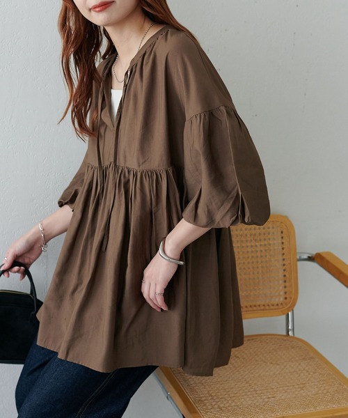 DISCOAT（ディスコート）の「【新色追加!/WEB限定】袖ボリュームペプラムギャザーブラウス《前後２WAY》（シャツ/ブラウス・レディース・オレンジ/ホワイト/ブラック/アイボリー/ブラウン/モカ・MEDIUM）」の5枚目の写真