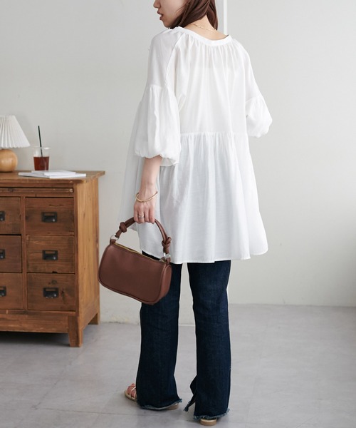 DISCOAT（ディスコート）の「【新色追加!/WEB限定】袖ボリュームペプラムギャザーブラウス《前後２WAY》（シャツ/ブラウス・レディース・オレンジ/ホワイト/ブラック/アイボリー/ブラウン/モカ・MEDIUM）」の16枚目の写真