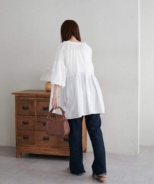 DISCOAT（ディスコート）の「【新色追加!/WEB限定】袖ボリュームペプラムギャザーブラウス《前後２WAY》（シャツ/ブラウス・レディース・オレンジ/ホワイト/ブラック/アイボリー/ブラウン/モカ・MEDIUM）」の17枚目の写真