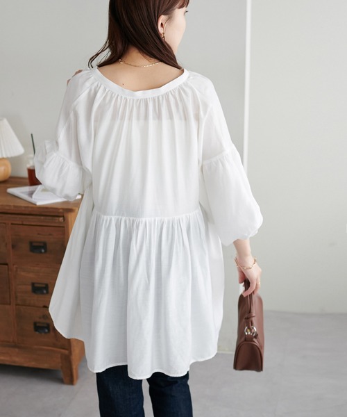 DISCOAT（ディスコート）の「【新色追加!/WEB限定】袖ボリュームペプラムギャザーブラウス《前後２WAY》（シャツ/ブラウス・レディース・オレンジ/ホワイト/ブラック/アイボリー/ブラウン/モカ・MEDIUM）」の11枚目の写真