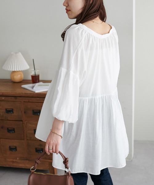 DISCOAT（ディスコート）の「【新色追加!/WEB限定】袖ボリュームペプラムギャザーブラウス《前後２WAY》（シャツ/ブラウス・レディース・オレンジ/ホワイト/ブラック/アイボリー/ブラウン/モカ・MEDIUM）」の10枚目の写真