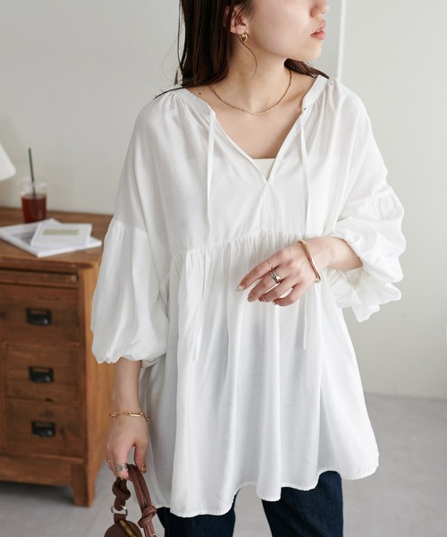 DISCOAT（ディスコート）の「【新色追加!/WEB限定】袖ボリュームペプラムギャザーブラウス《前後２WAY》（シャツ/ブラウス・レディース・オレンジ/ホワイト/ブラック/アイボリー/ブラウン/モカ・MEDIUM）」の9枚目の写真