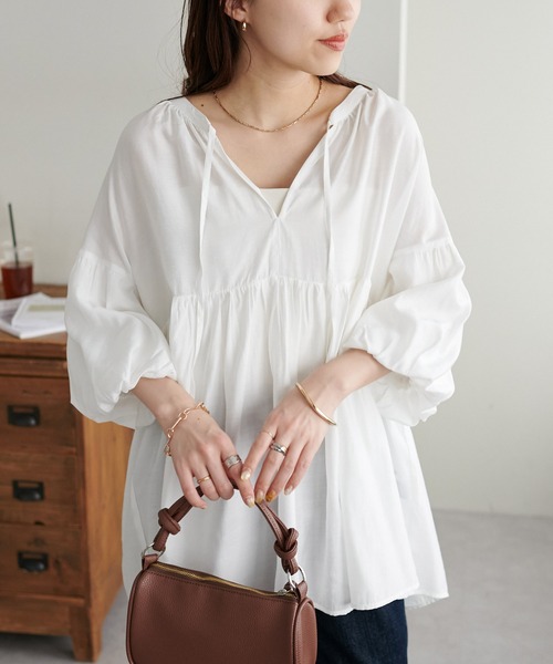 DISCOAT（ディスコート）の「【新色追加!/WEB限定】袖ボリュームペプラムギャザーブラウス《前後２WAY》（シャツ/ブラウス・レディース・オレンジ/ホワイト/ブラック/アイボリー/ブラウン/モカ・MEDIUM）」の7枚目の写真