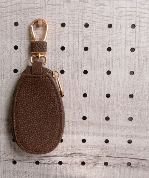 TONE SELECT GOODS（トーンセレクトグッズ）の「【float】シンプル ラウンド キーケース 【7色展開】(チェーン付き)（キーケース/キーアクセサリー・レディース・ダークブラウン/ピンク/レッド/ブラック/ベビーピンク/ライトブラウン/ワインレッド・FREE）」の2枚目の写真