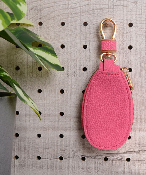 TONE SELECT GOODS（トーンセレクトグッズ）の「【float】シンプル ラウンド キーケース 【7色展開】(チェーン付き)（キーケース/キーアクセサリー・レディース・ダークブラウン/ピンク/レッド/ブラック/ベビーピンク/ライトブラウン/ワインレッド・FREE）」の4枚目の写真