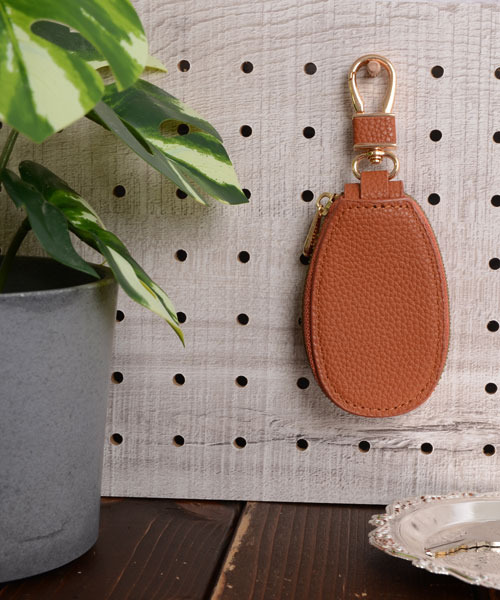 TONE SELECT GOODS（トーンセレクトグッズ）の「【float】シンプル ラウンド キーケース 【7色展開】(チェーン付き)（キーケース/キーアクセサリー・レディース・ダークブラウン/ピンク/レッド/ブラック/ベビーピンク/ライトブラウン/ワインレッド・FREE）」の3枚目の写真