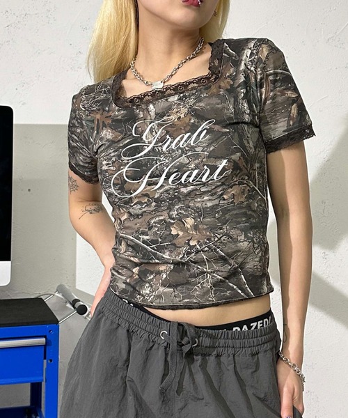 sedacle girl（セダクルガール）の「バックリボンレーストップス（Tシャツ/カットソー・レディース・レッド/ブラック/カーキ/スモークピンク・MEDIUM/SMALL）」の2枚目の写真