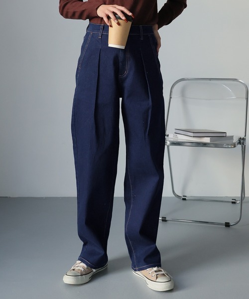 Doula Doula（ドゥーラドゥーラ）の「タックワイドデニムパンツ（デニムパンツ・レディース・ブルー/ライトブルー/インディゴブルー・S/M/L）」の2枚目の写真