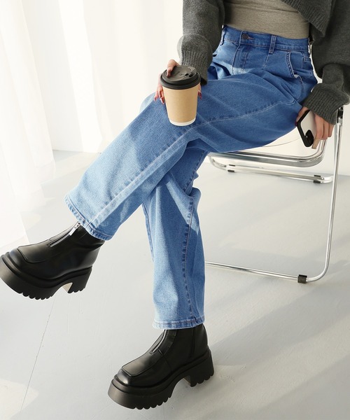 Doula Doula（ドゥーラドゥーラ）の「タックワイドデニムパンツ（デニムパンツ・レディース・ブルー/ライトブルー/インディゴブルー・S/M/L）」の4枚目の写真