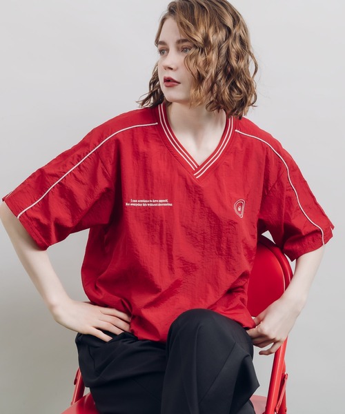 MUHET(ミュエータ)の「Vネックナイロントップス(Tシャツ/カットソー・レディース・レッド/チャコールグレー/ネイビー・MEDIUM/X-LARGE)」の1枚目の写真