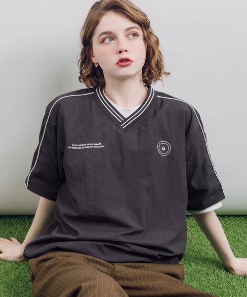 MUHET(ミュエータ)の「Vネックナイロントップス(Tシャツ/カットソー・レディース・レッド/チャコールグレー/ネイビー・MEDIUM/X-LARGE)」の2枚目の写真