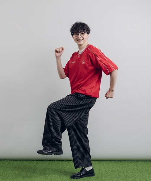 MUHET(ミュエータ)の「Vネックナイロントップス(Tシャツ/カットソー・レディース・レッド/チャコールグレー/ネイビー・MEDIUM/X-LARGE)」の6枚目の写真