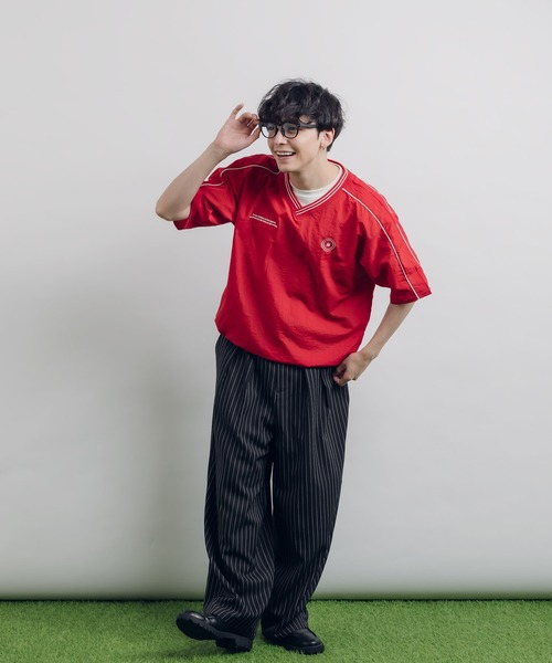 MUHET(ミュエータ)の「Vネックナイロントップス(Tシャツ/カットソー・レディース・レッド/チャコールグレー/ネイビー・MEDIUM/X-LARGE)」の5枚目の写真