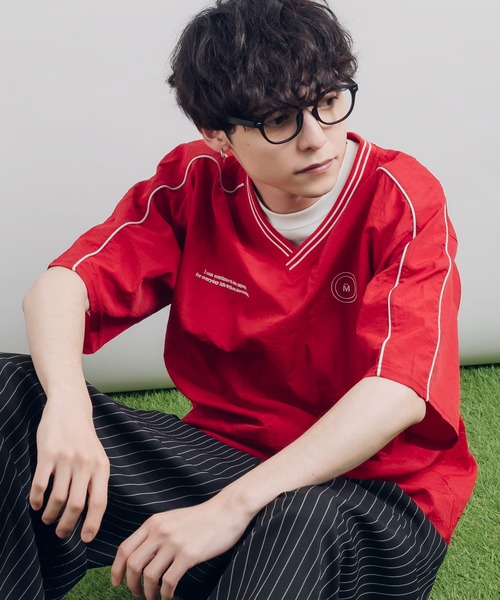 MUHET(ミュエータ)の「Vネックナイロントップス(Tシャツ/カットソー・レディース・レッド/チャコールグレー/ネイビー・MEDIUM/X-LARGE)」の4枚目の写真