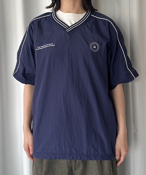 MUHET(ミュエータ)の「Vネックナイロントップス(Tシャツ/カットソー・レディース・レッド/チャコールグレー/ネイビー・MEDIUM/X-LARGE)」の10枚目の写真