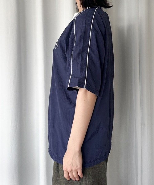 MUHET(ミュエータ)の「Vネックナイロントップス(Tシャツ/カットソー・レディース・レッド/チャコールグレー/ネイビー・MEDIUM/X-LARGE)」の11枚目の写真