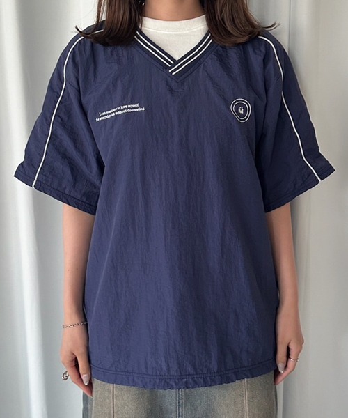 MUHET(ミュエータ)の「Vネックナイロントップス(Tシャツ/カットソー・レディース・レッド/チャコールグレー/ネイビー・MEDIUM/X-LARGE)」の8枚目の写真