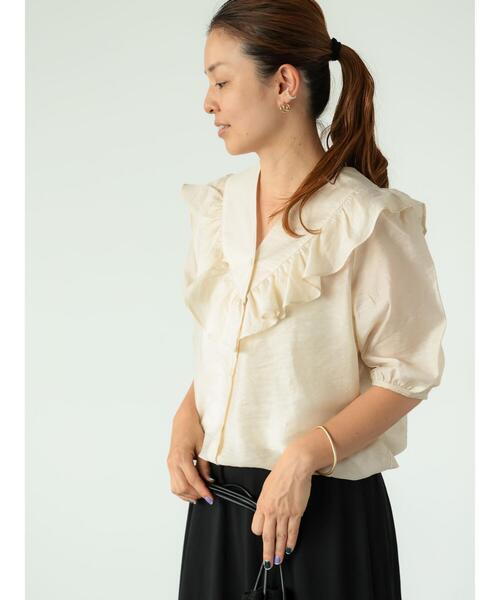 Lugnoncure（ルノンキュール）の「Vネックフリルブラウス（シャツ/ブラウス・レディース・ベージュ/ブラック/オフホワイト・F）」の2枚目の写真