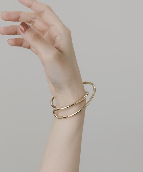 SMELLY（スメリー）の「メタルラインウェーブバングル（ブレスレット・レディース・ゴールド・-）」の4枚目の写真