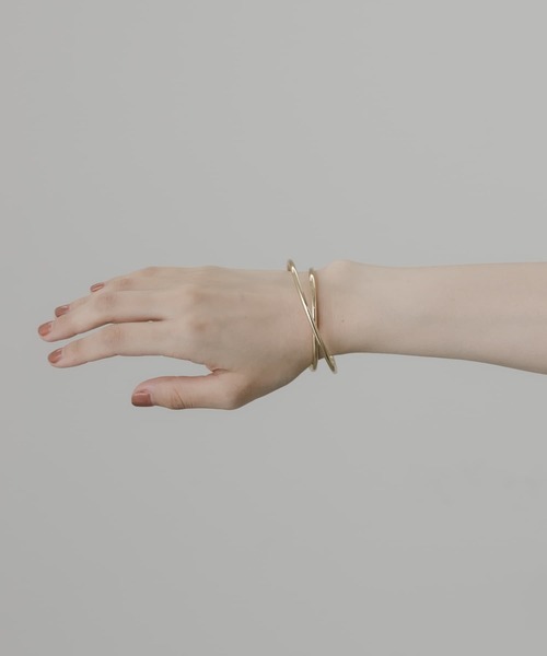 SMELLY（スメリー）の「メタルラインウェーブバングル（ブレスレット・レディース・ゴールド・-）」の6枚目の写真