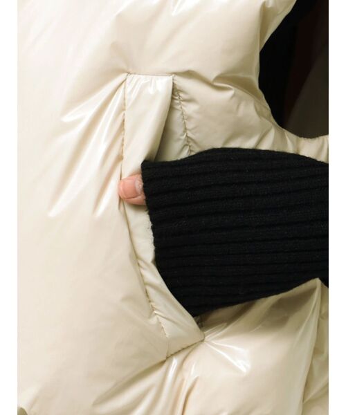 EMODA（エモダ）の「コンパクトパッファーダウンベスト（ダウンベスト・レディース・ブラック/アイボリー/ブラウン/グレー・FREE）」の13枚目の写真