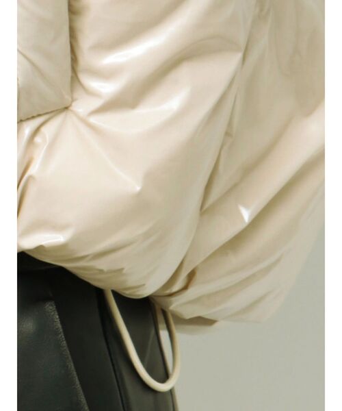 EMODA（エモダ）の「コンパクトパッファーダウンベスト（ダウンベスト・レディース・ブラック/アイボリー/ブラウン/グレー・FREE）」の11枚目の写真