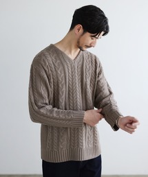 セミワイドシルエットケーブル編みVネックニット