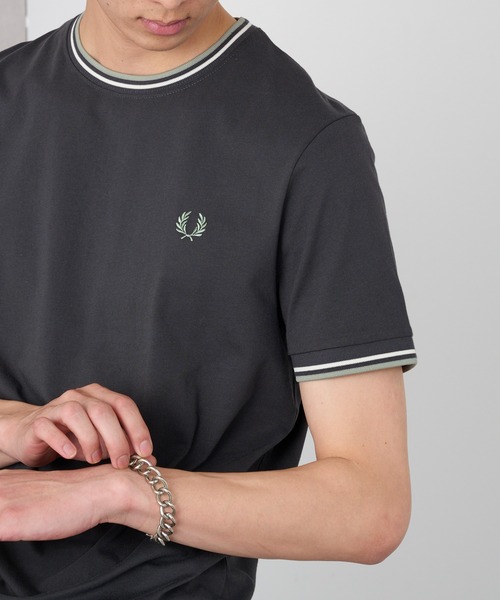 FRED PERRY（フレッドペリー）の「【FRED PERRY】TWIN TIPPED T-SHIRT フレッドペリー ティップライン ワンポイントロゴ刺繍Tシャツ M1588V（Tシャツ/カットソー・レディース・ブラック/アイボリー/ネイビー系3/アイボリー系2/ネイビー系4/ネイビー系5/ブラック系その他2/ダークグリーン/ネイビー系2/ホワイト/レッド/ネイビー/ダークグレー/ダークグリーン系2/ミント/イエロー/アイボリー系3/ライトブルー/ネイビー系6/カーキ/ブラック系その他3/イエロー系その他2/グリーン系1/コーラルピンク/ベージュ/ダークインディゴブルー/オートミール/グリーン系その他2/アイボリー系4/ネイビー系7/グレイッシュブルー/バーガンディー/グリーン/ブラック系その他4/レッド系/チャコールグレー/ブラック系その他5/オフホワイト・XS/S/M/L/XL）」の9枚目の写真