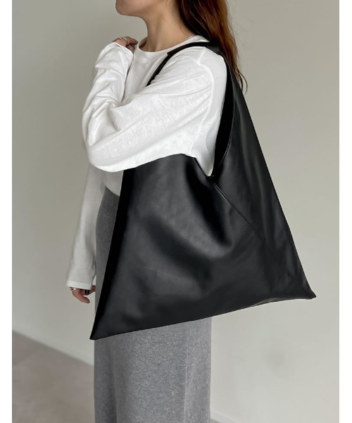 Re:EDIT（リエディ）の「[神山まりあさん着用]サンカクトートバッグ（トートバッグ・レディース・ブラック/アイボリー/グレイッシュベージュ・FREE）」の5枚目の写真