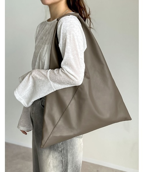 Re:EDIT（リエディ）の「[神山まりあさん着用]サンカクトートバッグ（トートバッグ・レディース・ブラック/アイボリー/グレイッシュベージュ・FREE）」の9枚目の写真