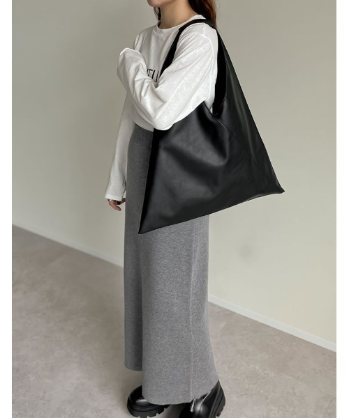 Re:EDIT（リエディ）の「[神山まりあさん着用]サンカクトートバッグ（トートバッグ・レディース・ブラック/アイボリー/グレイッシュベージュ・FREE）」の4枚目の写真