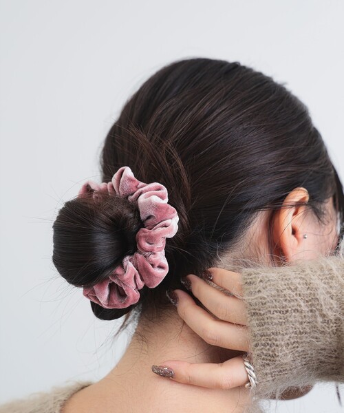 B:MING by BEAMS(ビーミングバイビームス)の「ミニ ベロア シュシュ(シュシュ・レディース・ブラック/ブラウン系その他/ピンク・ONE SIZE)」の3枚目の写真