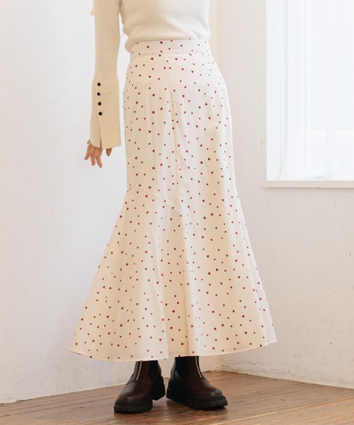 mysty woman(ミスティウーマン)の「ハートプリントマーメイドスカート 252080(スカート・レディース・アイボリー/ブラック・FREE)」の1枚目の写真