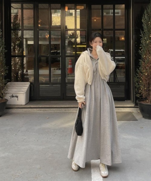 SHIENAS（シエナス）の「フード付きロングワンピース（ワンピース