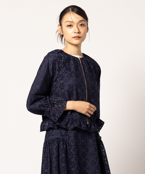 TOCCA(トッカ)の「FLOWER STORM ジャケット(ノーカラージャケット・レディース・ライトグリーン系7/ネイビー系7・4/0)」の2枚目の写真
