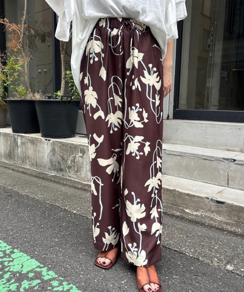 ROSE BUD(ローズバッド)の「FLOWER PRINT PANTS(その他パンツ・レディース・ブルー/オレンジ/ブラウン・ONE SIZE)」の2枚目の写真