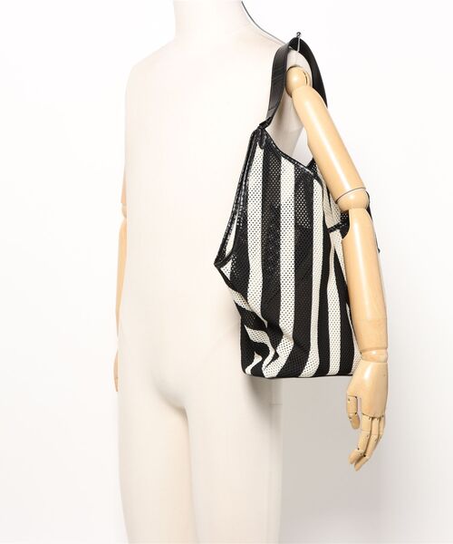 florist（フローリスト）の「【2サイズ展開】巾着ポーチ付♪ワイドストライプメッシュトートバッグ（かごバッグ・レディース・ブラック系2/ブラック系1・S/M）」の3枚目の写真