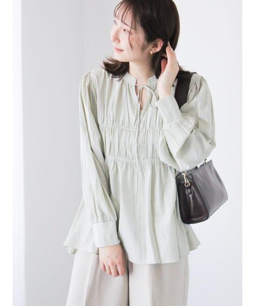 Te chichi TERRASSE(テチチテラス)の「シャーリング前後2WAYブラウス(シャツ/ブラウス・レディース・サックスブルー/ネイビー/グリーン・F)」の2枚目の写真