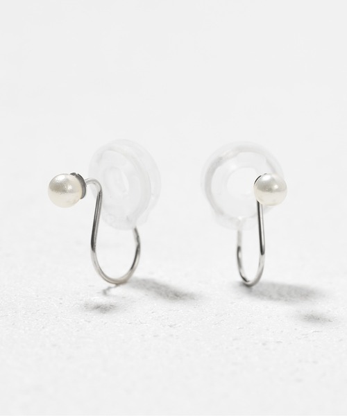 Jewel closet by L&Co.（ジュエルクローゼットバイエルアンドコー）の「K10 ホワイトゴールド シェル/貝 パール イヤリング（イヤリング・レディース・ゴールド系/ゴールド系2/ゴールド系1・FREE）」の4枚目の写真